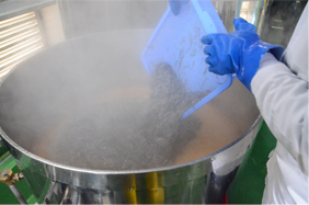 丁寧に素早く炊き込み